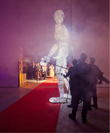 



Eine Einweihungsparty mit viel Rauch und zuckendem Licht – wie es sich für einen ordentlichen Brennraum gehört
