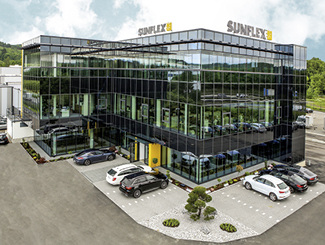 <p>
</p>

<p>
Im neuen Bürogebäude befinden sich Büro-, Ausstellungs- und Schulungsräume.
</p> - © Foto: Sunflex

