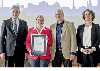 



Bei der Urkundenübergabe (v.l.): Stephan Schwarz (Präsident HWK), Julia Geburzi-Horn (GF BarteltGLASBerlin), Robert Horn (GF BarteltGLASBerlin) und Dr. Beatrice Kramm (Präsidentin IHK)
