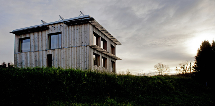 <p>
</p>

<p>
Die Südfenster sorgen mit 2-fach-Isoliergläsern für einen optimierten Wärmeeintrag im Winter. Ansonsten wurden 3-fach-Gläser vebaut.
</p> - © Fotos: Corinne Aeberhard

