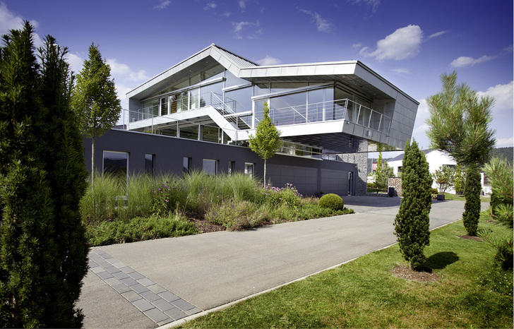 



Das bei den Architekten immer beliebter werdende Bauen mit Glas und der Wunsch des Menschen möglichst freie Sicht nach Außen bei einem hohen Tageslichtanteil genießen zu können, bringen das Thema Smart Home schon fast automatisch in die Mitte des Geschehens, wenn man ein funktionierendes Gebäude haben möchte. 
