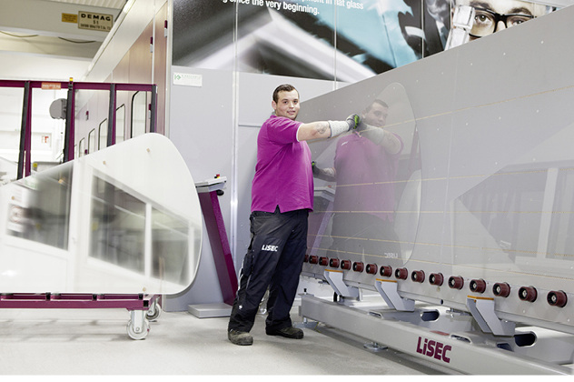 
Um in der eigenen ISO-Fertigung, bei der Glasbearbeitung und auch in der Maschinenfertigung dauerhaft wettbewerbsfähig zu bleiben, sind von Lisec konstante Optimierungsmaßnahmen nötig. 



