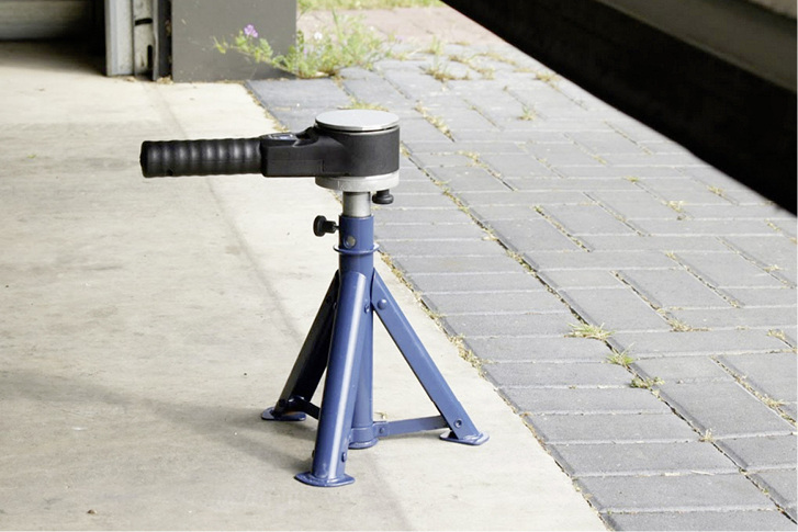 
Mit der Messkeule kann der Monteur bei der Erstprüfung oder nachfolgenden jährlichen Prüfung schnell und einfach feststellen, ob die Schließkräfte am Tor im zulässigen Bereich von unter 400 N liegen. 



