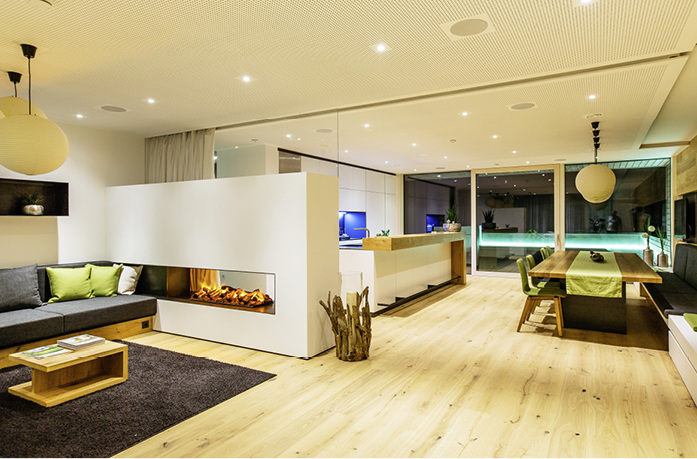 <p>
</p>

<p>
Ein üppig gestalteter Wohnbereich mit Küche wartet auf die Besucher im Showhome, die es sich in fünf Gästezimmern und der Sauna gemütlich machen können. 
</p> - © Foto: Loxone

