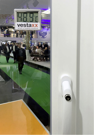 



Hitziger Standbesuch bei Schüt-Duis auf der FENSTERBAU: Das Fenster „strahlte“ fast 50 °C ab.
