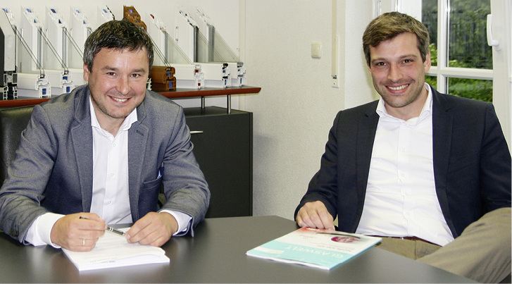 
Hat das Drehbuch für die Erfolgsstory von Oknoplast Deutschland geschrieben: Geschäftsführer Dominik Mryczko (l.). Ebenfalls im Interview: Marketingleiter Jan-Hendrik Mons.
