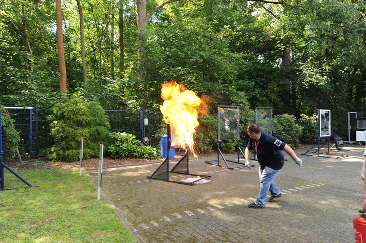 Molotow-Cocktail-Bewurf einer mit Sicherheitsfolie (Profilon) beschichteten Scheibe.