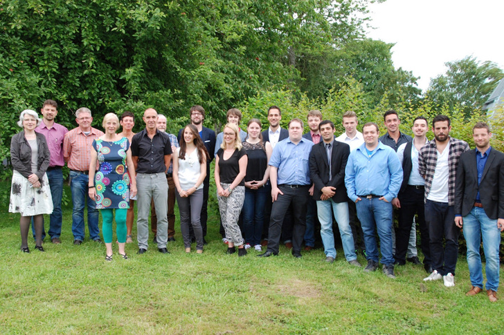 Die "frisch gebackenen" Glastechniker mit Ihren Lehrern bei der Verabschiedung.