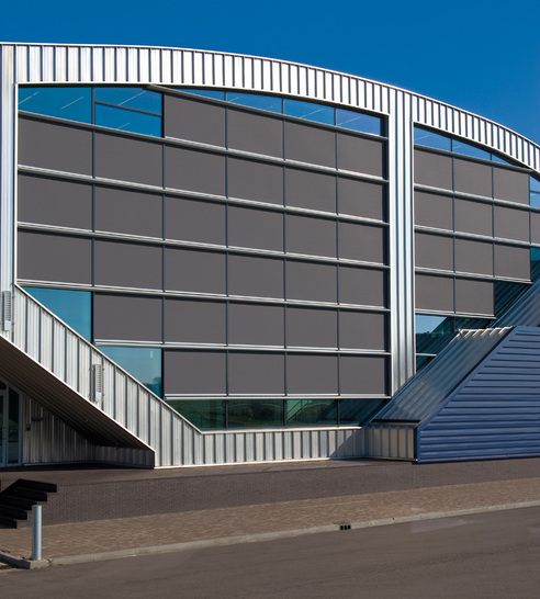 Alle Gewebe von Flexalum sollen feuerfest sein und hinsichtlich ihrer Leistung und Umweltverträglichkeit die europäischen Normen erfüllen.