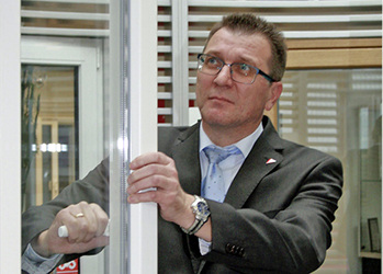 
Fensterhersteller sollten bei einer Patentanmeldung unbedingt professionelle Hilfe in Anspruch nehmen. Das rät Peter Kienle, der Leiter der Patent- und Rechtsabteilung bei Roto.
