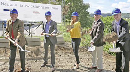 



Erster Spatenstich des neuen Entwicklungszentrums auf dem Gelände des Geze-Stammsitzes in Leonberg. Von links: Pius Geiger, Geschäftsführer des Generalbauunternehmens Wilhelm Geiger GmbH & Co. KG; Marc Alber, Geschäftsführer Technik; Sandra Daniela Alber, Gesellschafterin; Bernhard Schuler, Oberbürgermeister der Stadt Leonberg; Florian Birkenmayer, Geschäftsführer Entwicklung

