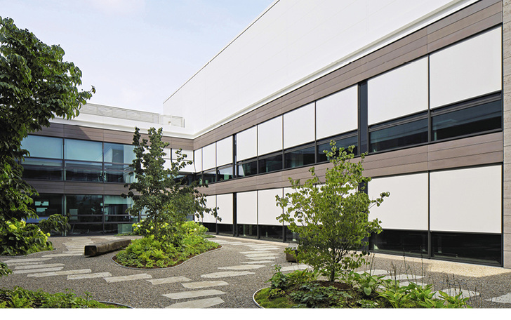 



Direkt vor der Fassade (Abstand < 60 mm) ) montierte ZIP-Anlagen sind richtig ausgeführt und montiert in der Regel vollkommen unproblematisch in der Nutzung und lassen hohe Windbelastungen zu. 
