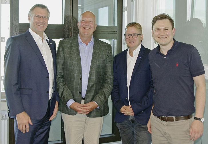 <p>
</p>

<p>
Trafen sich zum Sommerinterview mit der GLASWELT (v. l.): Detlef Timm, Martin Meesenburg, Robert Leinert (Leiter Produktmanagement bei Meesenburg) und Bastian Timm.
</p> - © Foto: Daniel Mund

