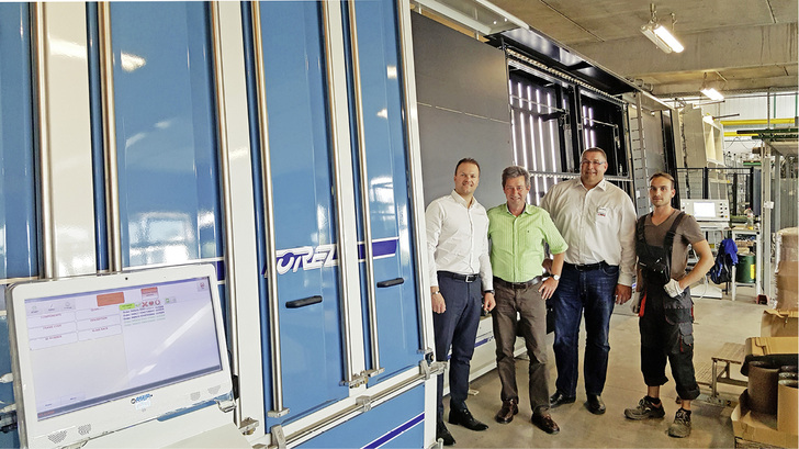 
Bei der Maschinenübergabe (v.l.): Alex Makuc (Forel), Thomas Queitsch (GF Hoffmann Glas), Udo Hornung (GF Pro Glas) und Martin Kressner (Anlagentechniker Hoffmann Glas) 
