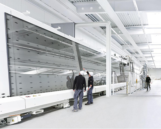 <p>
</p>

<p>
Maschinenhersteller Lisec fertigt auch Anlagen für Maxischeiben. Hier ein Bild der größten Isolierglaslinie der Welt, die bei sedak in Gersthofen steht.
</p> - © Foto: sedak

