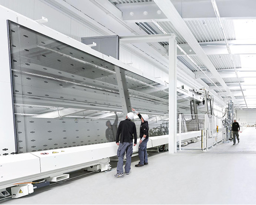 



Maschinenhersteller Lisec fertigt auch Anlagen für Maxischeiben. Hier ein Bild der größten Isolierglaslinie der Welt, die bei sedak in Gersthofen steht.

