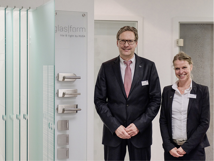 



Geschäftsführer Manfred Großjohann und Claudia Duhme, zuständig für Marketing, stellten die neue Ganzglastürenkollektion vor. 
