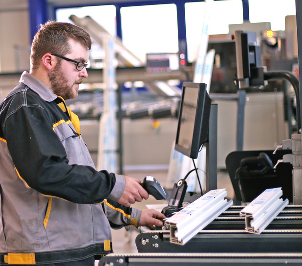 Die Prozesse in der Fenster-Produktion sind zu einem Teil automatisiert, das Optimierungspotenzial in der Herstellung nach Industrie 4.0-Grundsätzen gestaltet. Möglich sind zeitliche und finanzielle Einsparungen aber noch in der Phase der Datenerfassung, bzw. -anlieferung.