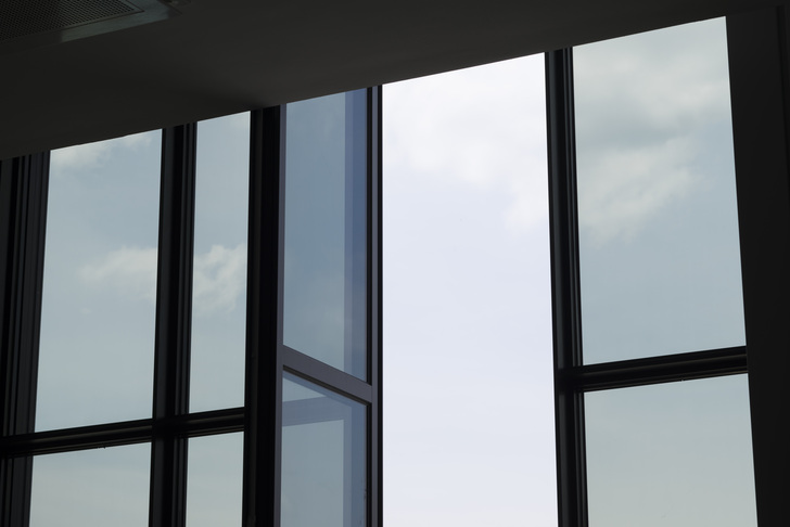 Diese Flüssigkristallfenster mit variablem g-Wert sind in der Fassade des Innovationszentrum von Merck in Darmstadt zu finden. - © Ingmar Kurth
