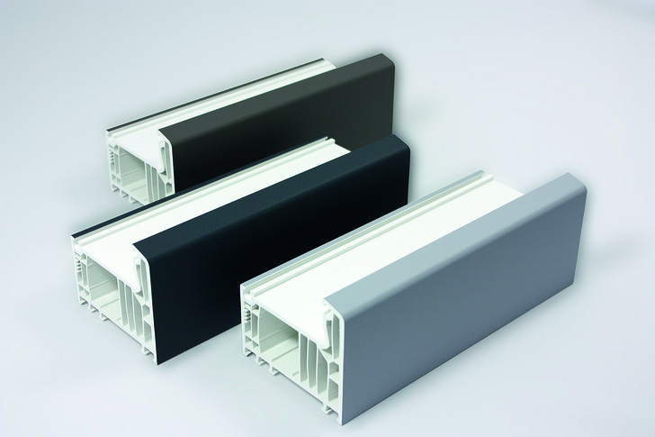 Veka Spectral ist ab Oktober 2016 verfügbar, zunächst im Farbton anthrazit ultramatt (Mitte), im 1. Quartal 2017 kommen fenstergrau ultramatt und umbra ultramatt hinzu.