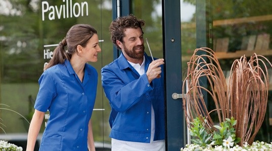 Bei der Umfrage meinten mehr als 50% der Befragten, dass gepflegte Berufskleidung auch auf professionelles Arbeiten schließen lässt.