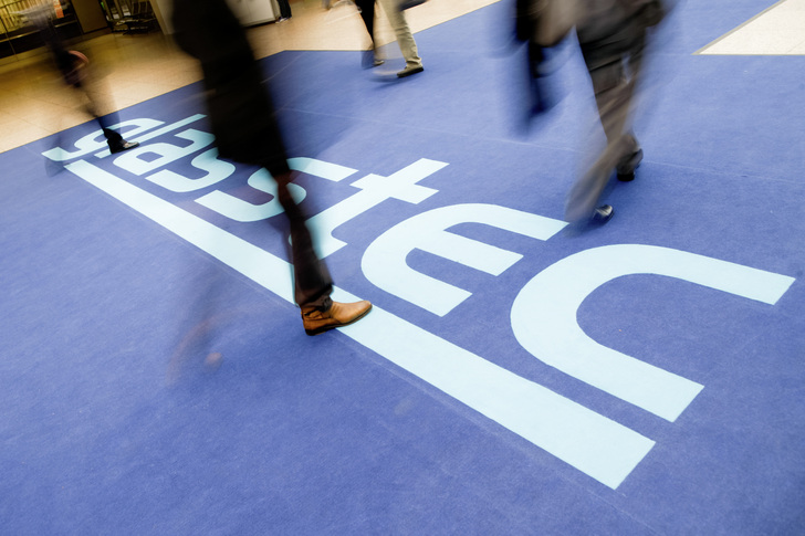 Aussteller aus aller Welt präsentieren die neuesten Enwicklungen und Innovationen rund um Glas und Glasverarbeitung.