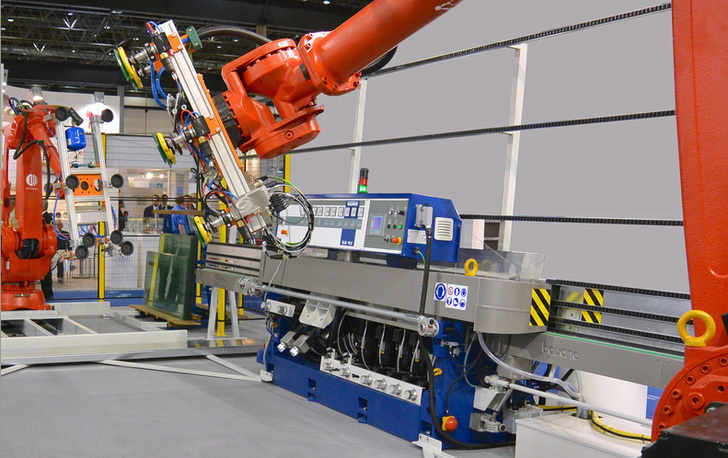 Aufgrund der wachsenden Anforderungen an die Flexibilität und Leistungsfähigkeit bei der Glasbearbeitung wird bei Kantenschleifanlagen die Peripherie zunehmend automatisiert.