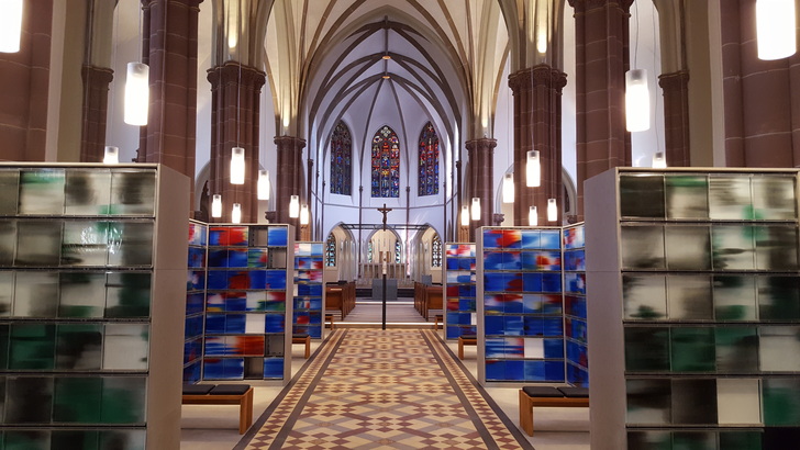 Ein aktuelles Projekt sind die 90 Urnenwände für die Pfarrgemeinde St. Marien in Mönchengladbach. Diese bestehen aus 3024 Einzelscheiben.