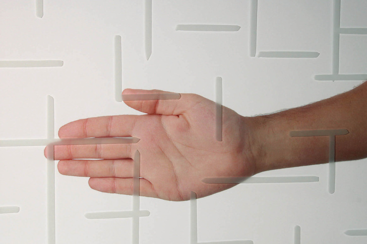 Die “Handflächenregel“ zeigt, ob ein optimaler Schutz gegen Vogelschlag gegeben ist, d.h. die Lücke zwischen den einzelnen Motiven darf nicht größer als eine Handfläche sein. - © Glas Trösch
