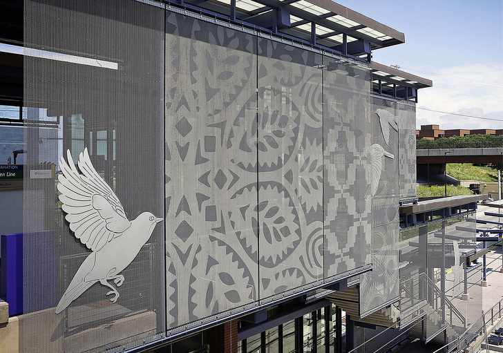 
Die Architekten entwarfen für die West Bank Station einen zweigeschossigen Bahnhof. Zum Schutz gegen die Sonne wurde er mit Metallgewebe verkleidet.



