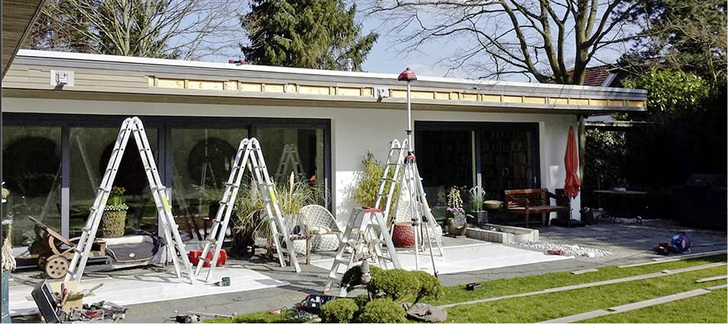 



Wenn auf eine vorhandene Verkleidung montiert wird, sollte man wie hier schon wissen welcher Befestigungsgrund darunter vorhanden ist.
