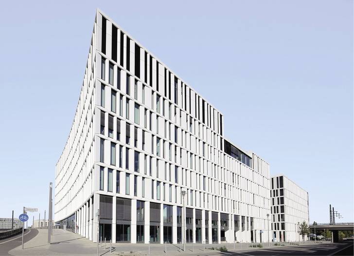 <p>
</p>

<p>
Auch die perfekte Balance durch den innen und außen liegenden Sonnenschutz trägt dazu bei, dass HumboldtHafenEins zur Zeit zu den Top Ten der nachhaltigsten Bürohäuser in Deutschland gehört.
</p> - © Fotos: Warema

