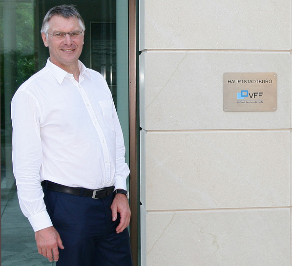 VFF-Präsident Detlef Timm vor der Hauptstadtrepräsentanz des Verbandes - © Daniel Mund / GLASWELT
