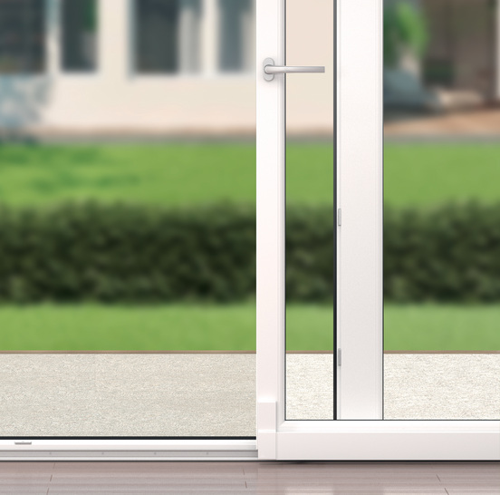 Roto informiert über eine “neue Ära“ in der Sortimentsgruppe “Sliding“: Ab 15. November 2016 biete man mit “Patio Alversa“ weltweit den “Universalbeschlag für minimalen Aufwand bei Parallel- und Kippschiebesystemen“ an.