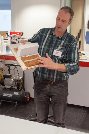 Ein Produkt auch für Fensterbauer: Mit Soudal Cement Repair Express lassen sich kleine Fassadenschäden oft schneller und einfacher reparieren, als mit herkömmlichem Mörtel oder Zement. Die anschließende Oberfläche ist durch die Verwendung von Mineralien kaum zu unterscheiden. Norbert Kaspar, Technik Soudal Deutschland, zeigt die Wirkung