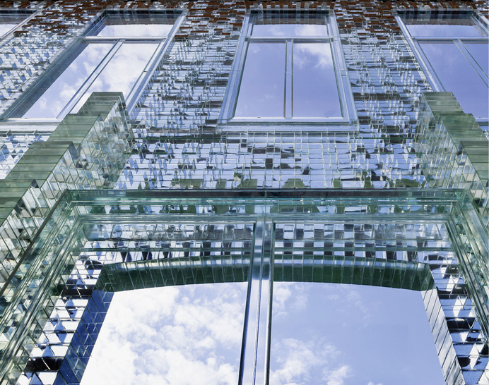 
Sieht aus wie ein Eispalast. Selbst die Fensterrahmen sind aus Glas.



