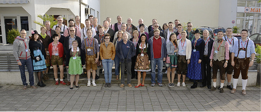 
Gute Laune inklusive: Der größte Teil der insgesamt fast 80 Wiesenbesucher hat sich in Günzburg getroffen, um von hier aus gemeinsam zum Oktoberfest nach München zu fahren.



