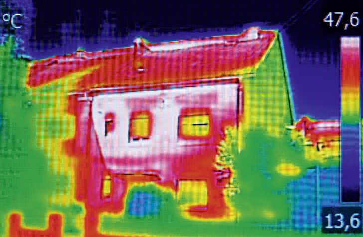 



Die Thermografie gibt sehr schnell und einfach wichtige Anhaltspunkte, wo es am Gebäude kneift. Wenn es überall grell leuchtet, sollte man sich mit Bauherrn und angrenzenden Gewerken vorher unterhalten – und nicht erst wenn die Reklamationen auflaufen.
