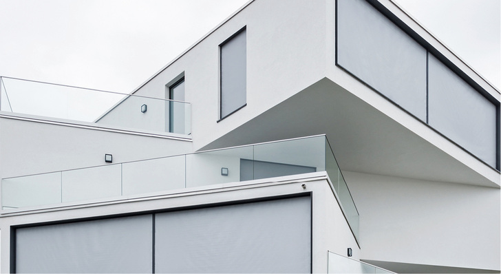 



Mit textilen Materialien kann gleichzeitig Sichtschutz und Sonnenschutz geboten werden. Ob als Farbtupfer oder homogene Fläche in der Fassade, der Gestaltung sind kaum Grenzen gesetzt.
