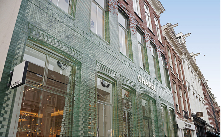 
Analog zu den historischen Backsteinkonstruktionen der umgebenden Amsterdamer Geschäftshäuser wurde diese Glas-Stein-Fassade entwickelt. Eine spannende Kombination aus Gestaltung und Konstruktion, umgesetzt von MVRDV (Architekten) und ABT / TU Delft (Engineering) 

