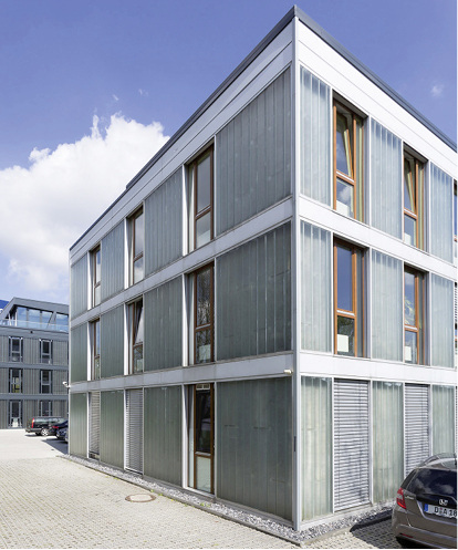 
Vorher: Die Querriegel und Pfosten des Bürogebäudes aus dem Jahre 1995 neigten zum Oxidieren und sollten dem neuen Nachbargebäude optisch angeglichen werden. 
