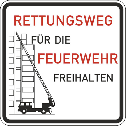 



Feuerwehr-Hinweisschilder, die die Feuerwehr-Zufahrt ständig freihalten sollen, sind nur ein Teil der Brandschutzkonzepte. Gerade der zweite Rettungsweg spielt beim Einsatz von Leiterwagen eine große Rolle. 
