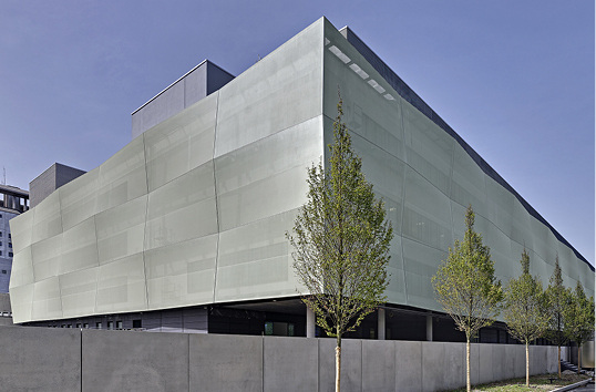 
Das Textilfassadensystem Facid verwandelt die Fassade des OP-Zentrums in Großhadern, einem Stadtteil von München, in ein dreidimensionales Erscheinungsbild.



