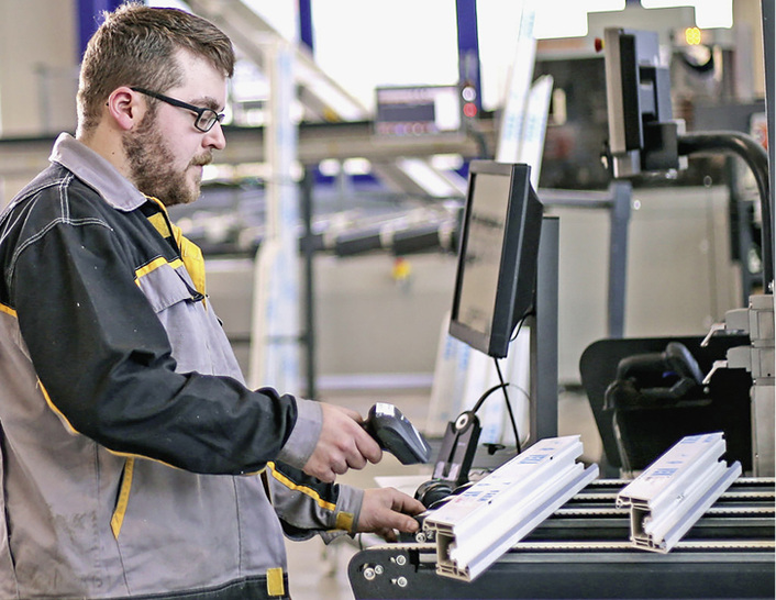



Die Prozesse in der Fenster-Produktion sind zu einem Teil automatisiert, das Optimierungspotenzial in der Herstellung nach Industrie 4.0-Grundsätzen gestaltet. Möglich sind zeitliche und finanzielle Einsparungen aber noch in der Phase der Datenerfassung, bzw. -anlieferung.
