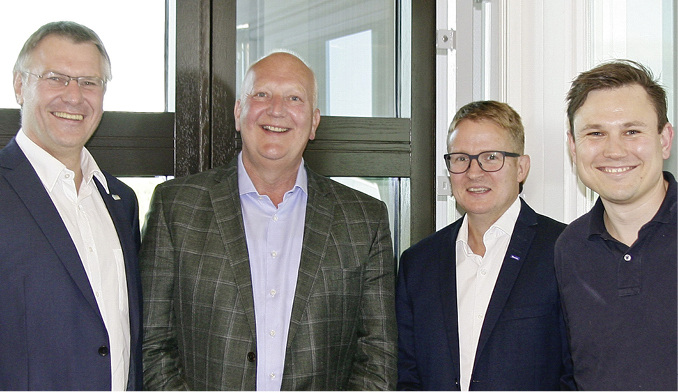 



Trafen sich zum Sommerinterview mit der GLASWELT (v. l.): Detlef Timm, Martin Meesenburg, Robert Leinert (Leiter Produktmanagement bei Meesenburg) und Bastian Timm.
