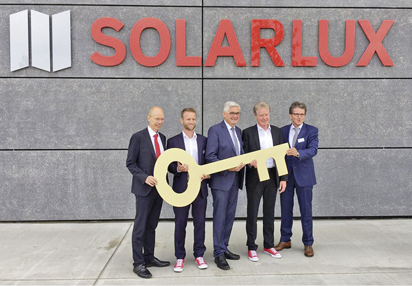 



Offizielle Schlüsselübergabe: Landrat Michael Lübbersmann, Stefan Holtgreife, Bürgermeister von Melle Reinhard Scholz, Herbert Hotgreife und Bürgermeister von Bissendorf Guido Halfter (v. l.). 
