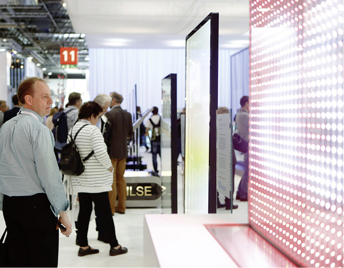 



Elektronik im Glas: Zu den Highlights der Messe gehörte eine große Zahl an aktiven Gläsern. Zu sehen waren Systeme, die als Raumbeleuchtung fungieren und sich in ihrer Lichtqualität immer näher an Tageslicht annähern.
