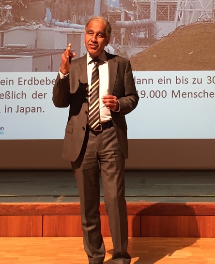 Der bekannte Klimaforscher Prof. Dr. Mojib Latif, Träger des Umweltpreises 2015 auf den Rosenheimer Fenstertagen. - © Daniel Mund / GLASWELT
