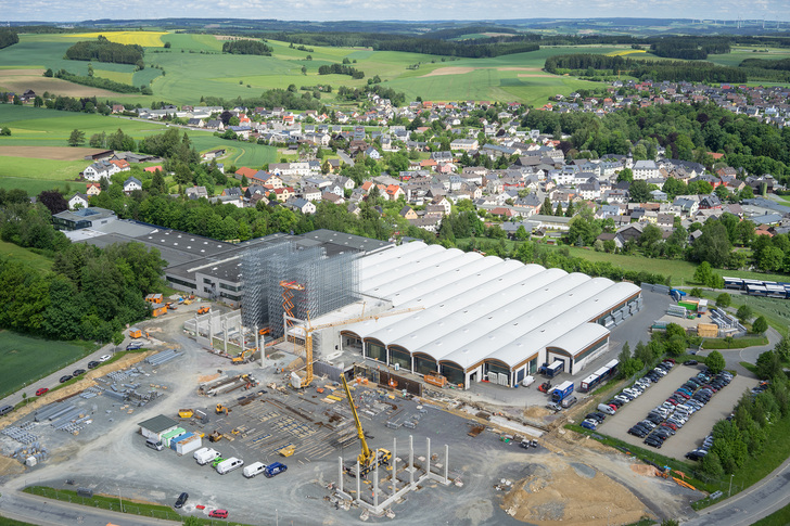 Mit dem 12 400 m2 großen Erweiterungsbau ergänzt man bei deutlicher Optimierung der Arbeitsabläufe die jetzige Fläche um 50 %.