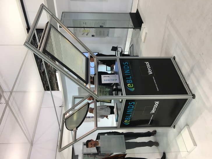 Fast wie von Zauberhand bewegen sich die zwischen die Scheiben geklebten Textil­streifen ohne jede mechanische Belastung.